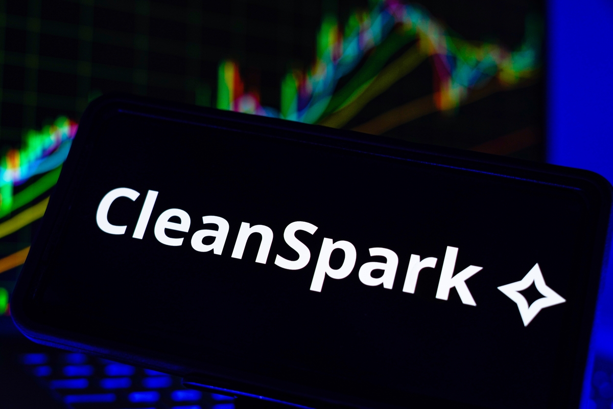 CleanSpark Shares Drop 10% on Storm Risk and $45M CEO Pay Reveal