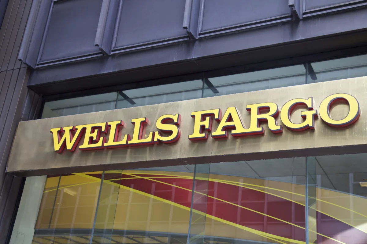 Wells Fargo Slashes S&P 500 Forecast to 7,300 on Geopolitical and Economic Concerns