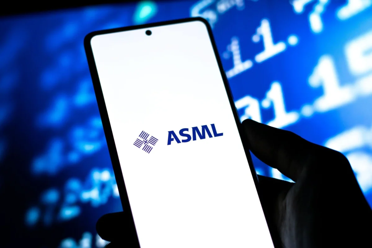 ASML (ASML) Shares Plunge 4% as U.S. Proposes China Chip Equipment Ban