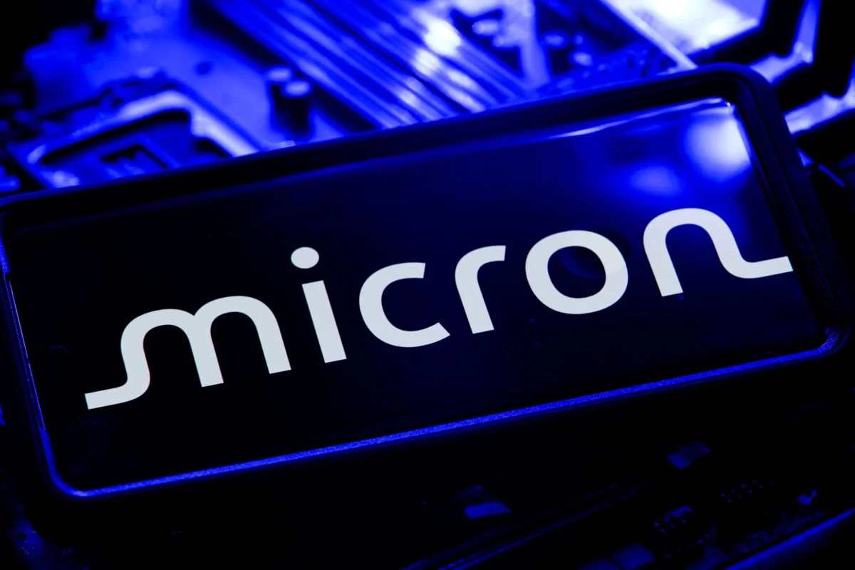 Micron (MU) Stock Plunges 20%: Is This a Strategic Entry Point or Red Flag?