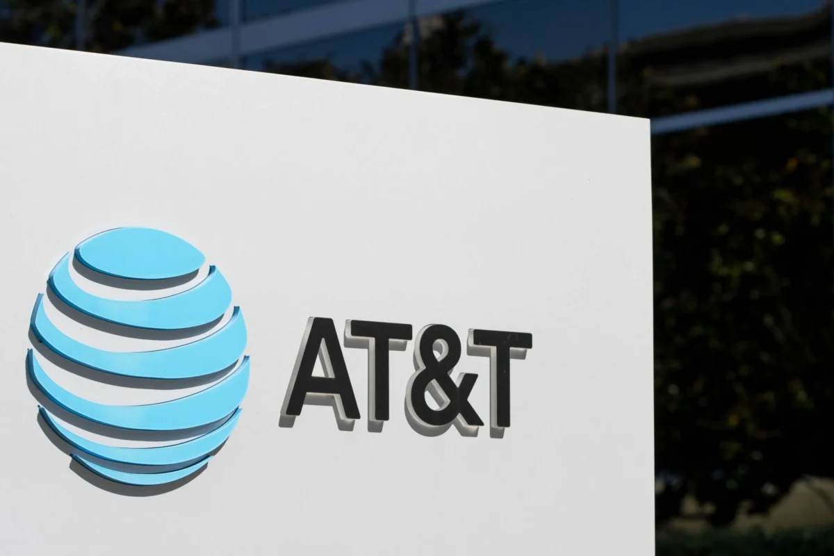 AT&T (T) Stock Plunges 4% Amid Rising Satellite Broadband Threats
