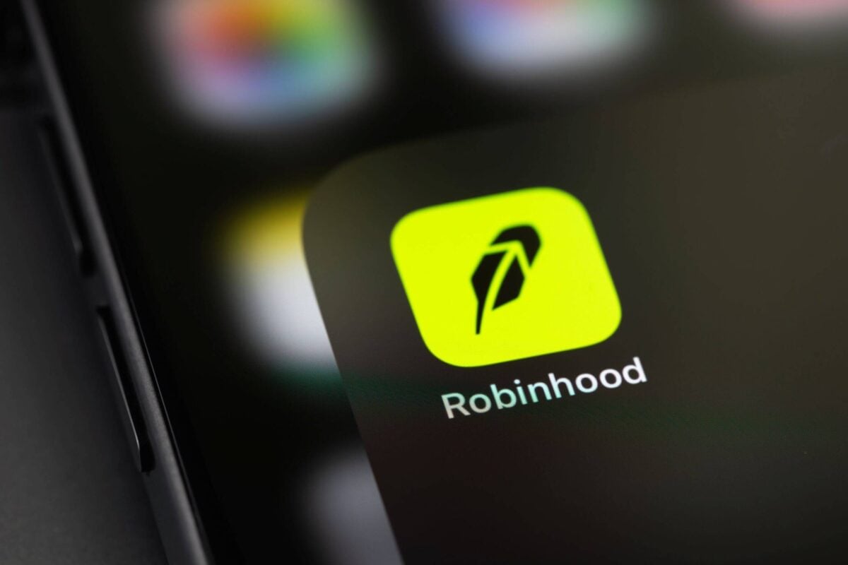 Robinhood (HOOD) Stock: Director Invests $20M Amid IPO Underwriting Greenlight