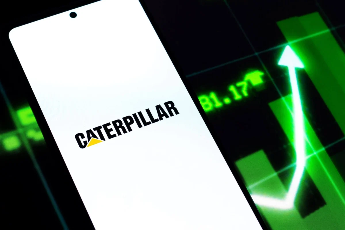 Caterpillar (CAT) Stock Price Target Jumps to $1,105 as Analysts Turn Bullish