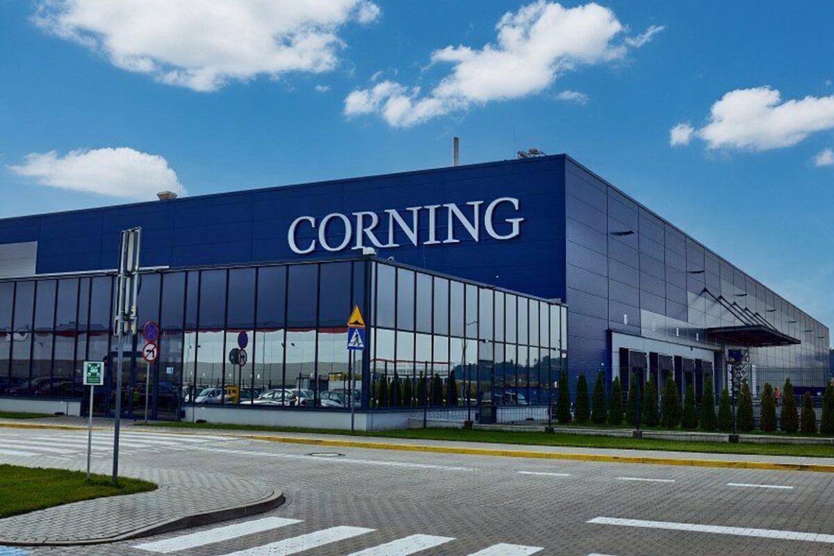 Corning (GLW) Stock Plunges 8% Amid Executive Stock Sales and Earnings Concerns