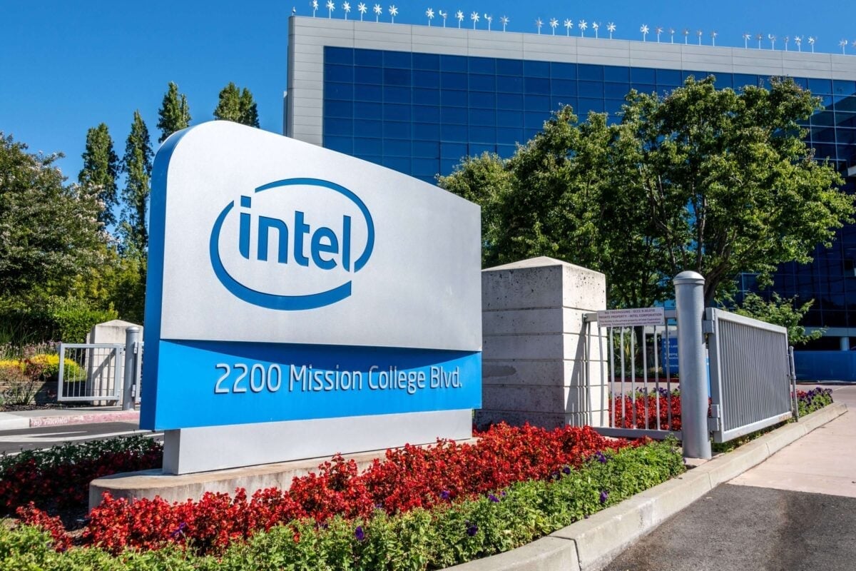 Intel (INTC) Stock Drops Nearly 3% Amid Chip Sector Retreat on Friday