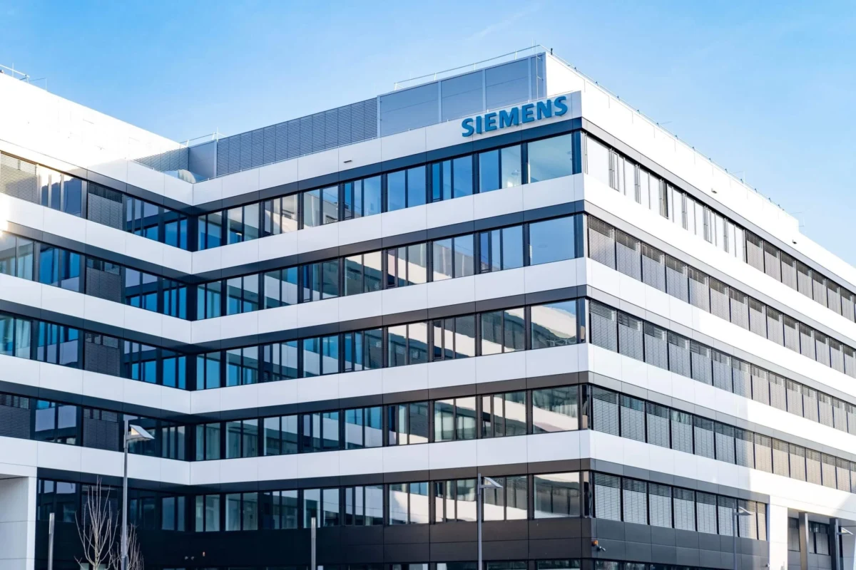 Siemens Energy (ENR) Shares Tumble 5% Following Barclays Downgrade Warning