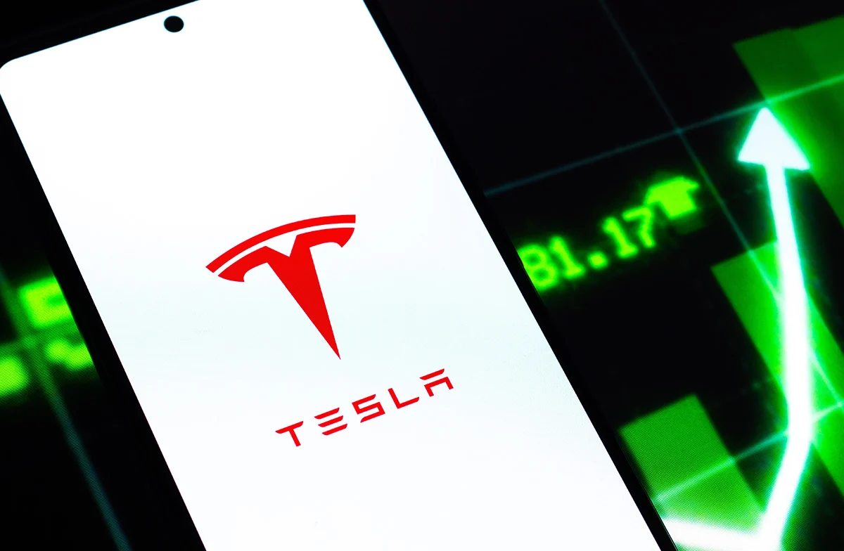 Tesla (TSLA) Stock Drops 15% in 2026 Despite Analyst’s Bold 85% Upside Forecast