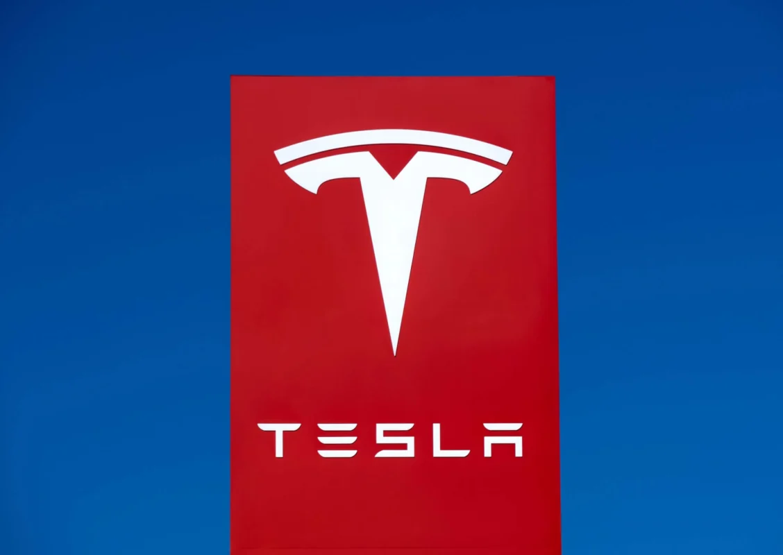Tesla (TSLA) Stock: Can It Climb Back to $400 After 26% Drop?