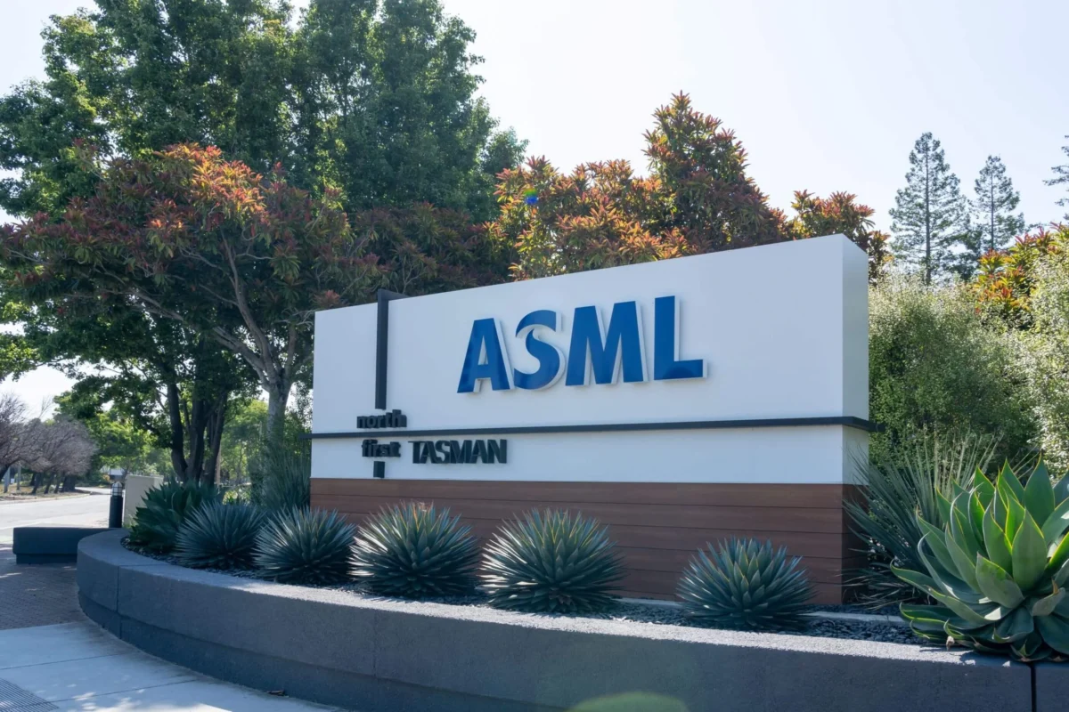 ASML (ASML) Stock Target Raised to $2,623 by Bernstein Amid AI Boom