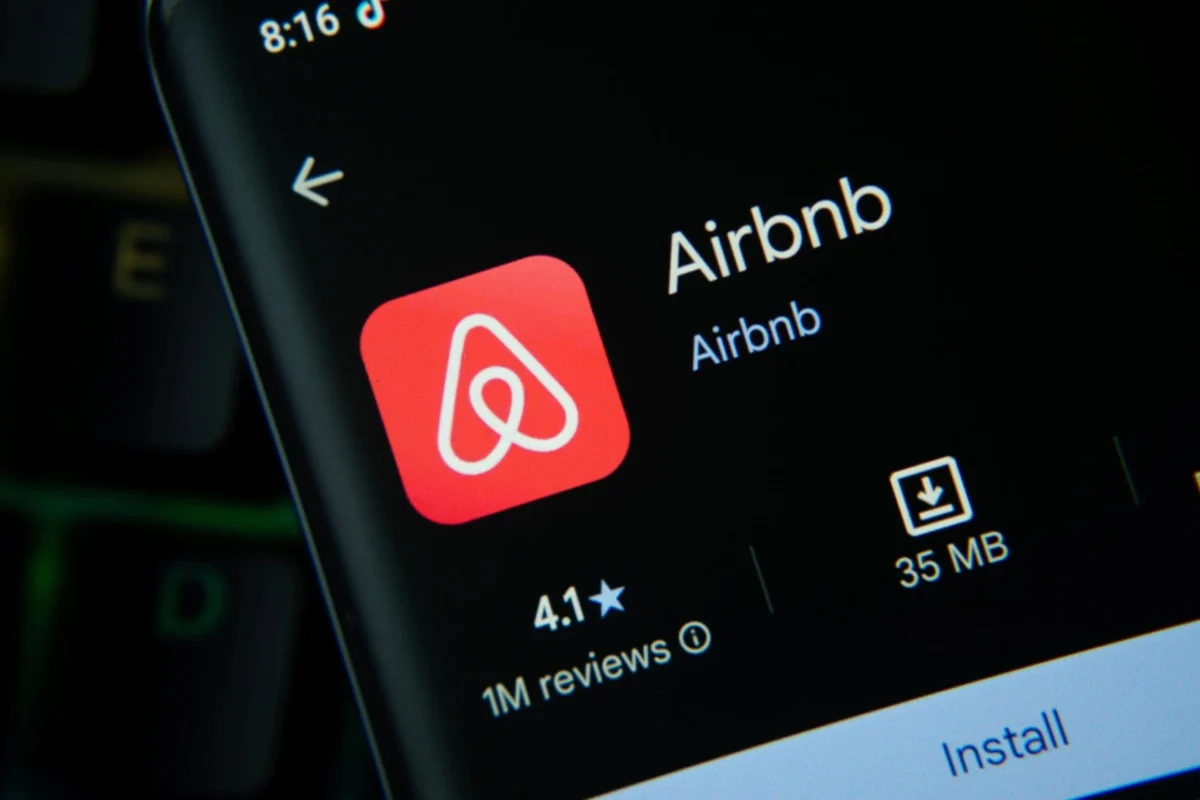 Airbnb (ABNB) Stock Tumbles 7% as Meta’s AI Agent Muse Disrupts Travel Bookings