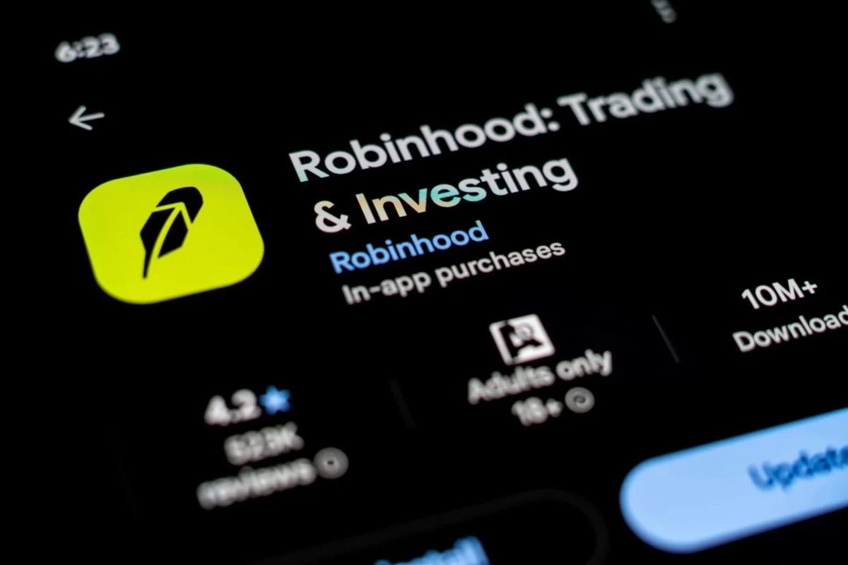 Robinhood (HOOD) Stock: CEO Tenev Defends Tokenized AMC Shares Amid Public Feud